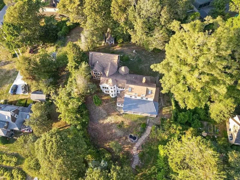 10 Squeteague Harbor Rd, Bourne, MA 02556
