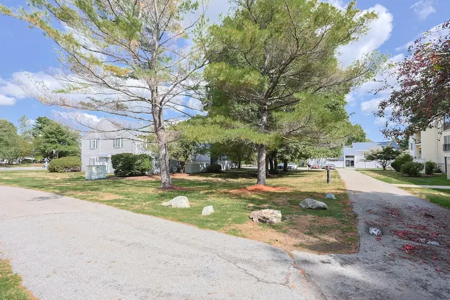 10 Village Green Ln #13, Natick, MA 01760