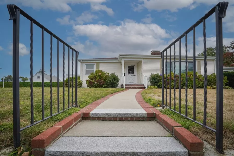 22 Smith St, Dartmouth, MA 02748