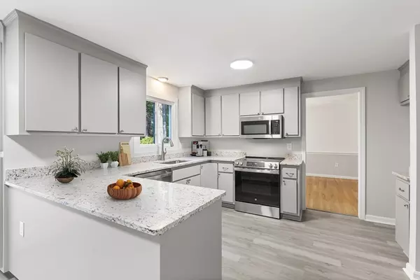 Walpole, MA 02081,24 Pine Hill Dr