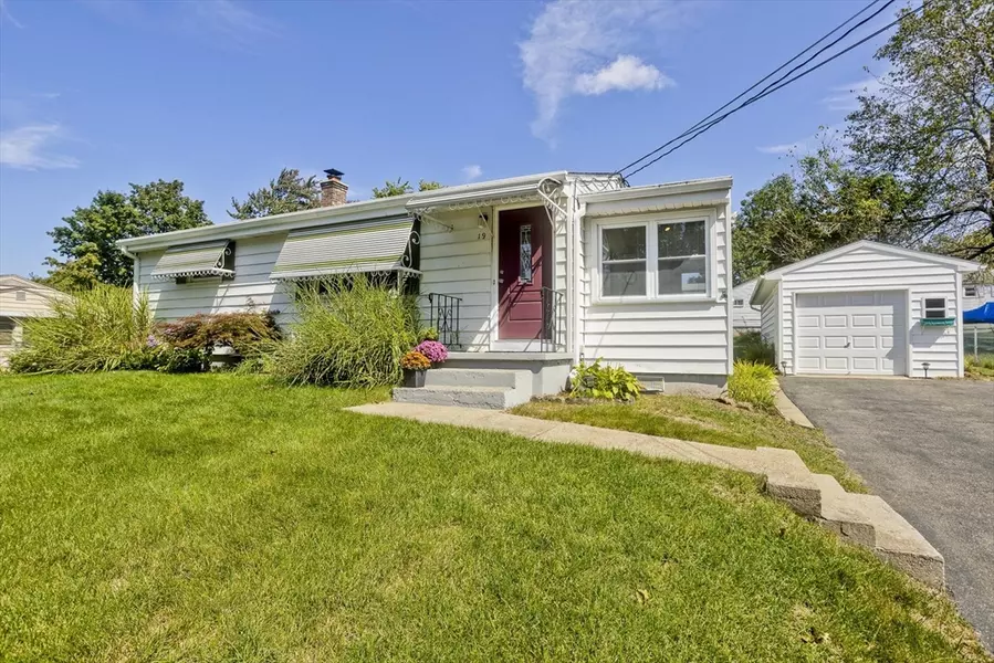 19 Dennis St, Springfield, MA 01118