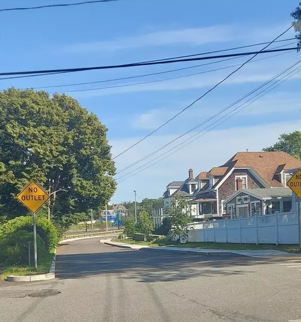 Plymouth, MA 02360,27-1/2 Fremont St #2