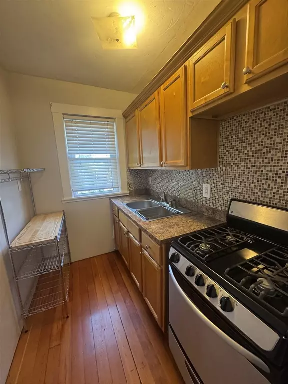 Fairhaven, MA 02719,16 Dover St #2