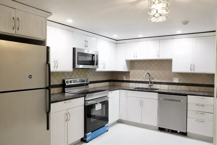 36 Pleasant Dr #42, Stoughton, MA 02072