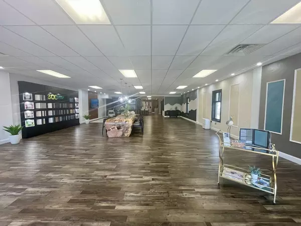 Barnstable, MA 02601,328 Main St