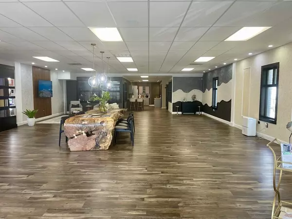 Barnstable, MA 02601,328 Main St