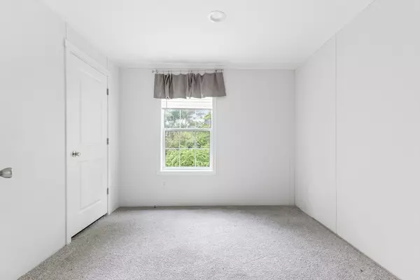 Acushnet, MA 02743,19 Jake Ln