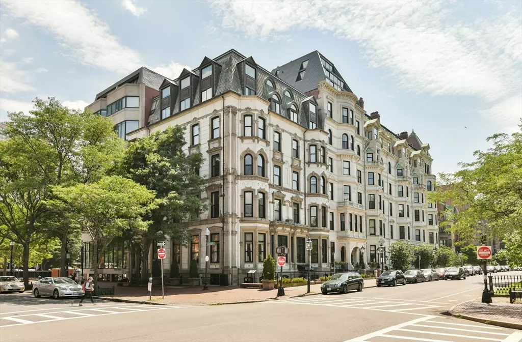 Boston, MA 02116,160 Commonwealth Ave #3A