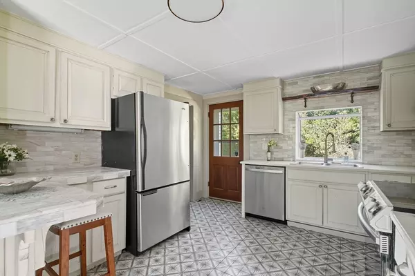 Leverett, MA 01054,259 Long Plain Rd