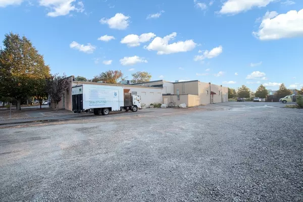 Dartmouth, MA 02747,439 State Rd