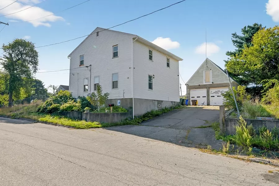 15 Star St, Fall River, MA 02724