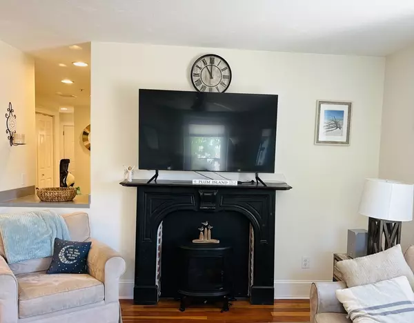 Newburyport, MA 01950,103 State St #6