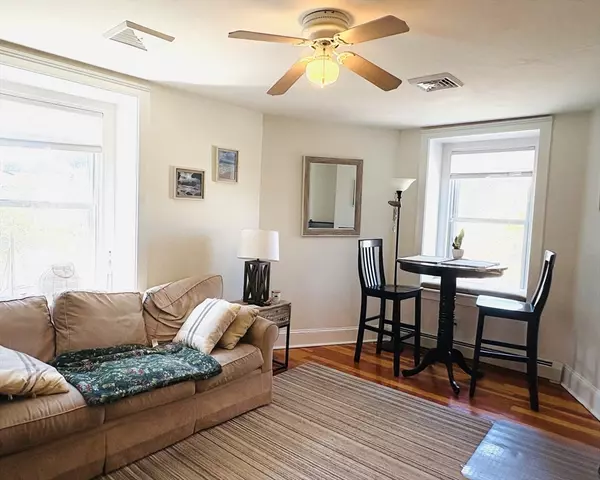 Newburyport, MA 01950,103 State St #6