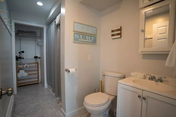 Salisbury, MA 01952,238 North End Blvd #b