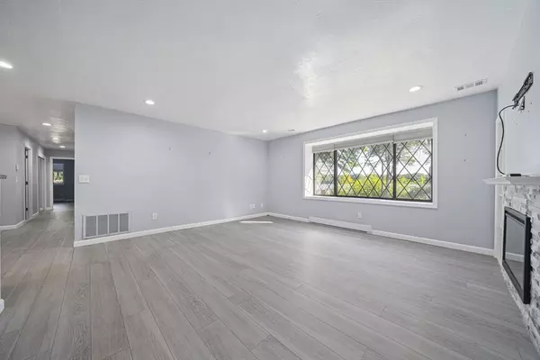 Braintree, MA 02184,17 Royal Lake #4