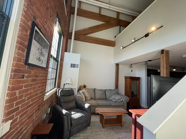 Worcester, MA 01604,48 Water Street #403