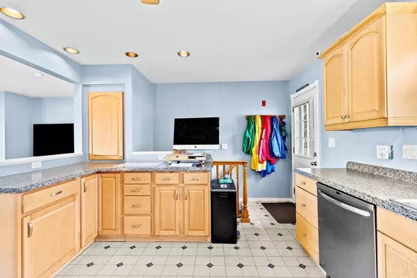 Bourne, MA 02532,15 Maple St