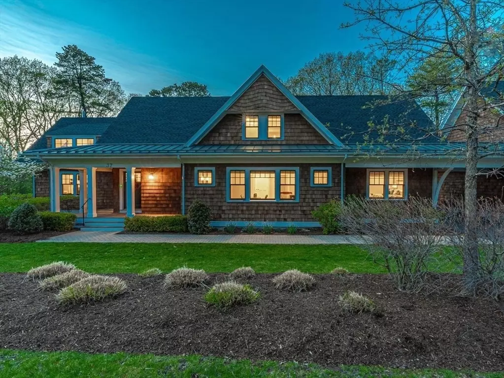 Dedham, MA 02026,37 Cottage Cir