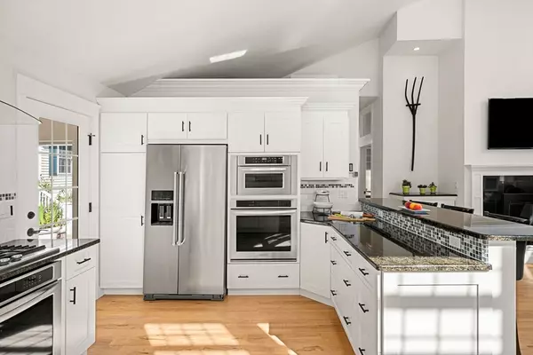 Dunstable, MA 01827,14 Cross St