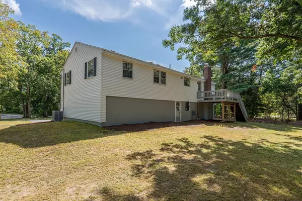 Andover, MA 01810,2 Clover Cir