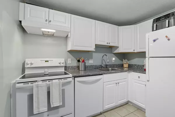 Dracut, MA 01826,7 Wildwood St #5