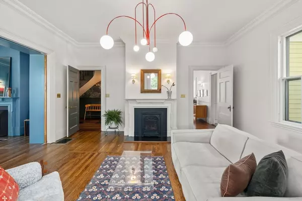 Wellesley, MA 02481,7 Crescent Street