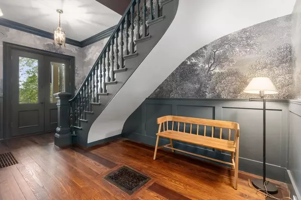 Wellesley, MA 02481,7 Crescent Street