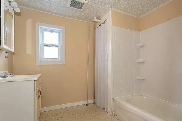 Lowell, MA 01852,12 Cedar St