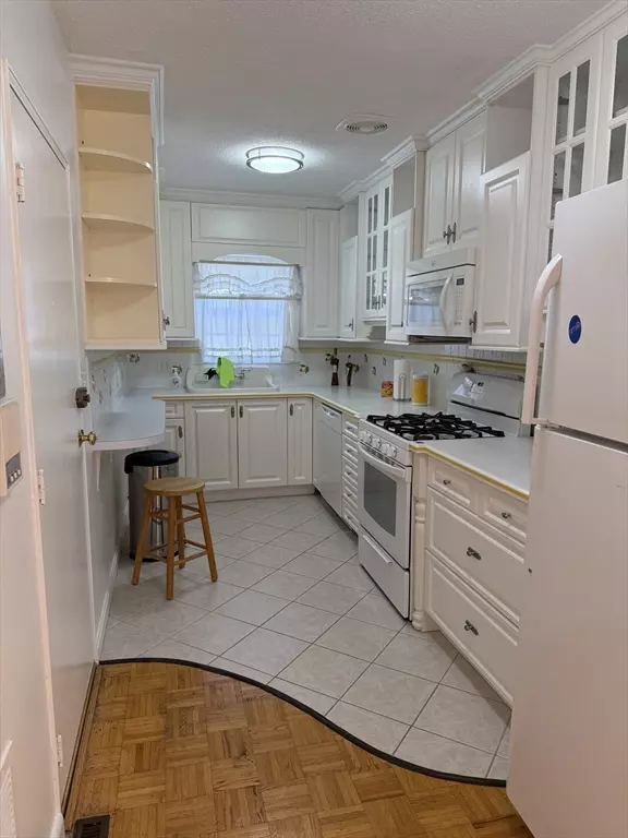 137 Lake Shore Rd #2, Boston, MA 02135