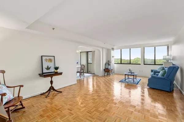 Newton, MA 02467,250 Hammond Pond Pkwy #1002N