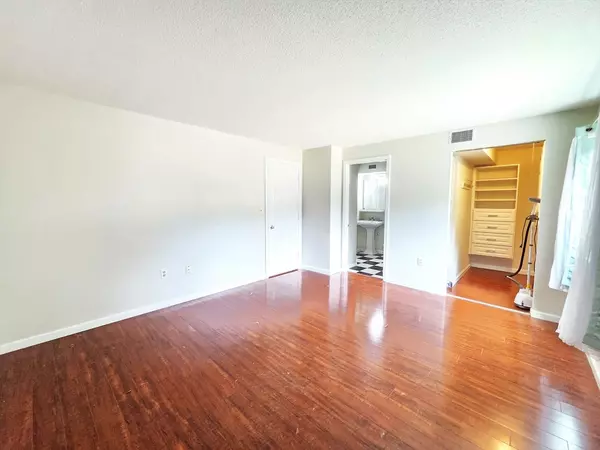 Hingham, MA 02043,6 Beal's Cove #G