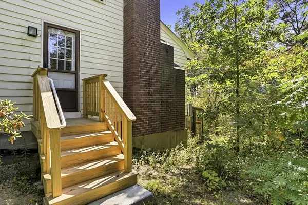 Upton, MA 01568,77 Prospect St