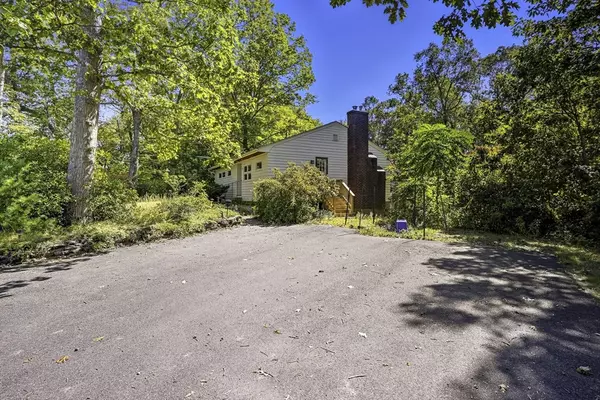 Upton, MA 01568,77 Prospect St