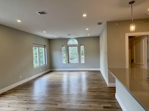 Wellesley, MA 02481,3 Burke Lane #207