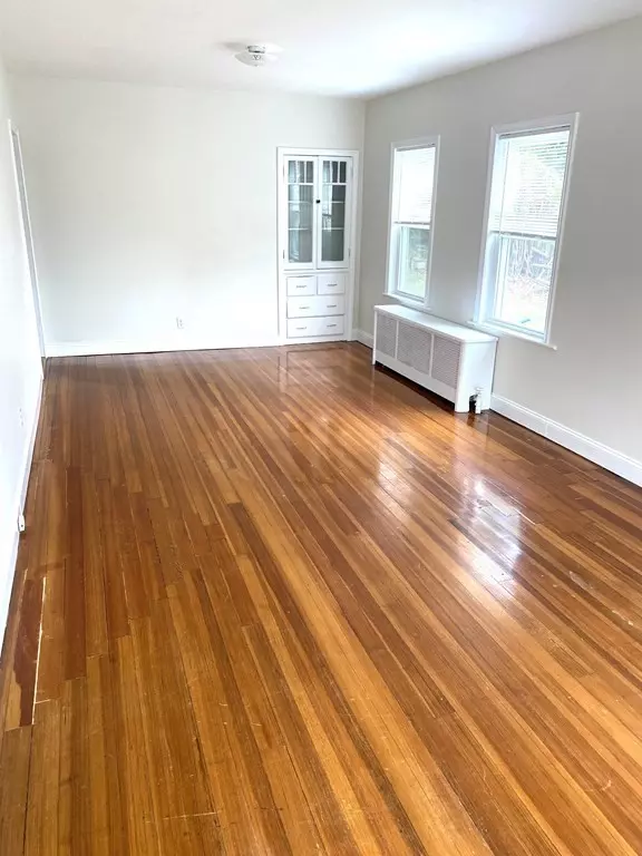 Newton, MA 02461,1139 Beacon Street #1