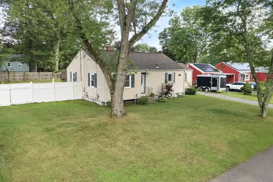 35 Juniper Dr, Springfield, MA 01119
