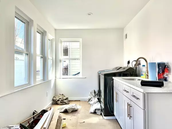 Watertown, MA 02472,9-11 Maplewood St #11