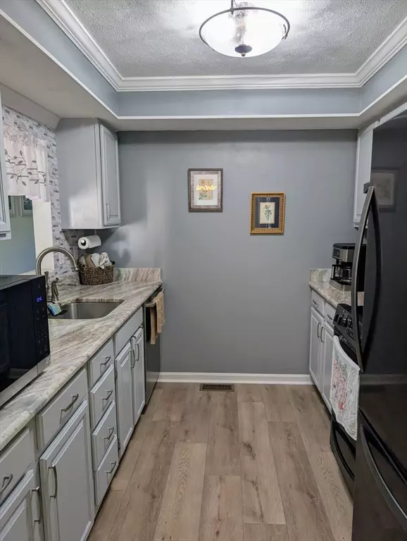 Douglas, MA 01516,24 Charles St #10