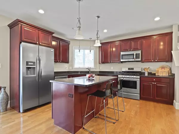Newton, MA 02460,105-107 North St #105
