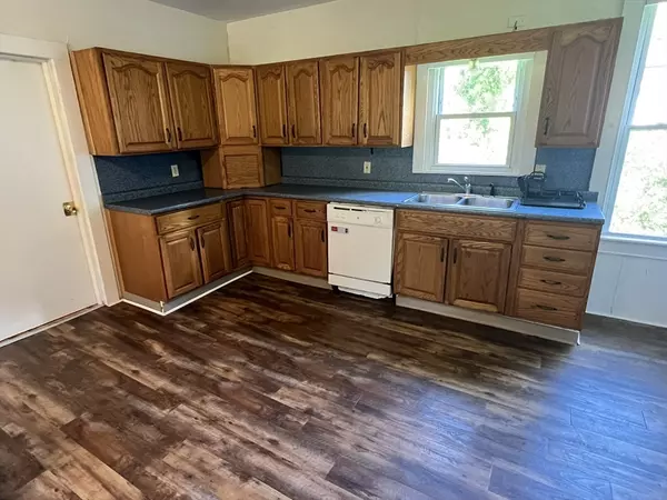 Amherst, MA 01002,986 South East St #A