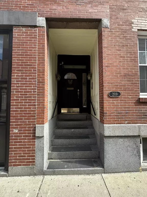 Boston, MA 02113,209 Salem Street