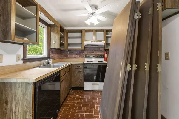 Falmouth, MA 02536,11 Shallow Pond Ln