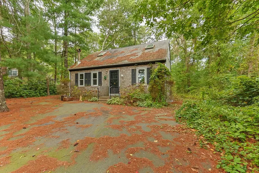 11 Shallow Pond Ln, Falmouth, MA 02536