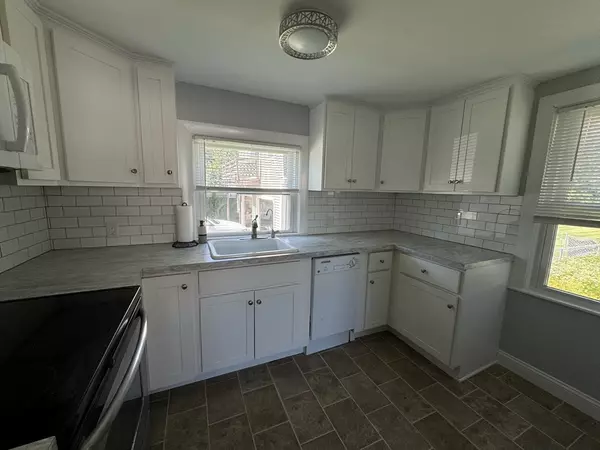 Taunton, MA 02780,117 R Winthrop St #1/2