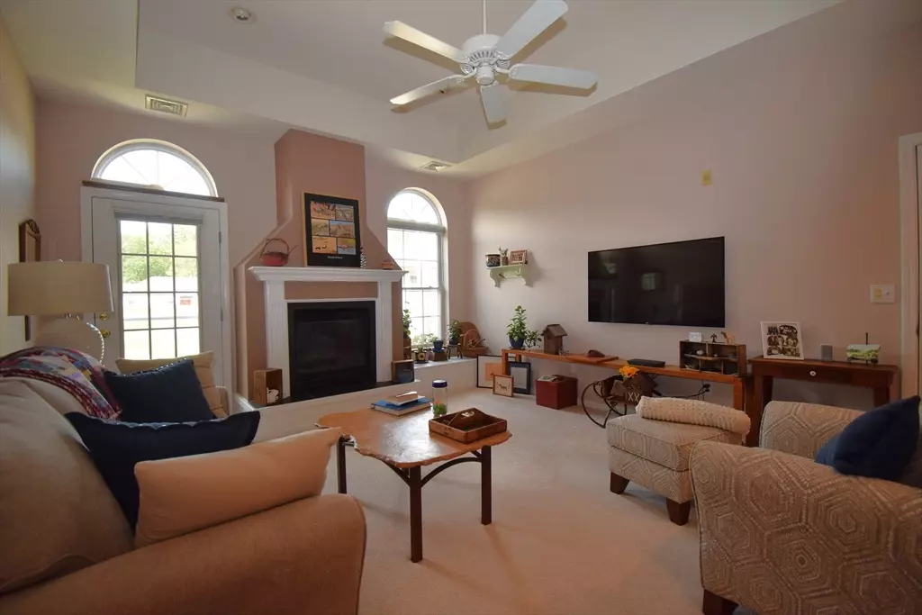 Kingston, NH 03848,20 Lantern Lane #20