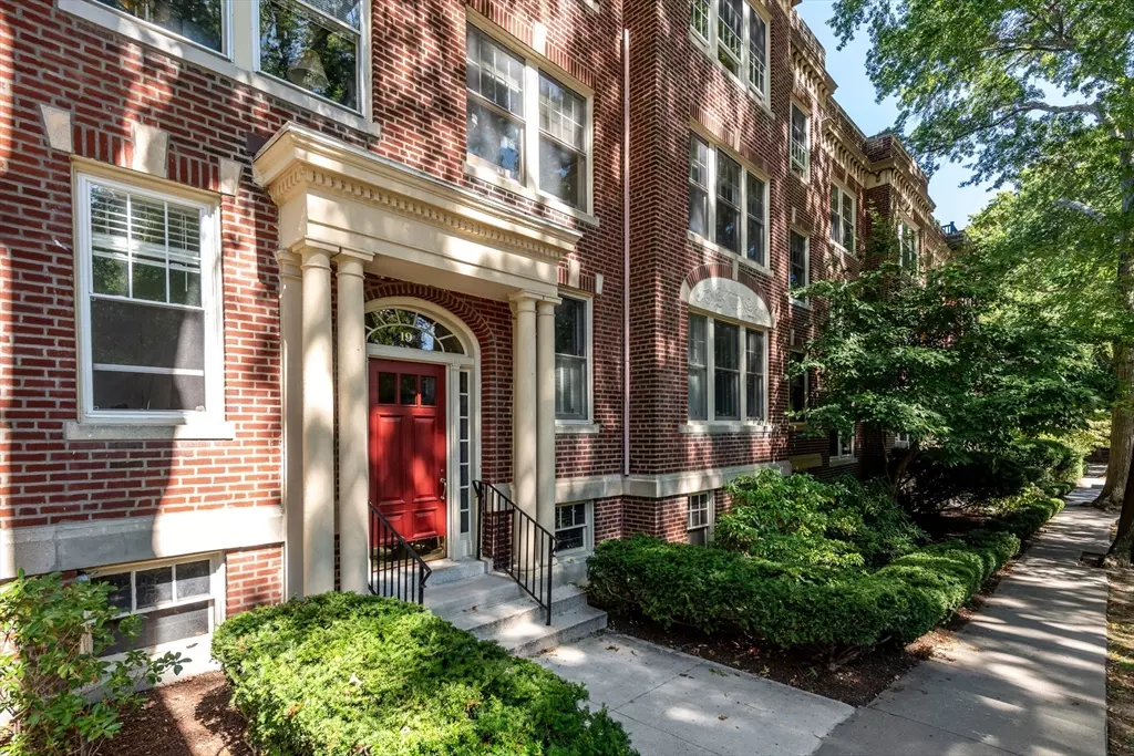 Brookline, MA 02446,19 Thatcher St #E1-3