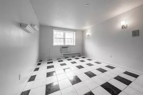 Arlington, MA 02474,10 Colonial Village Dr #2