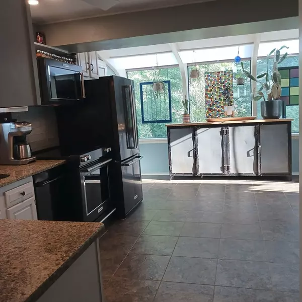 West Boylston, MA 01583,14 Maple St