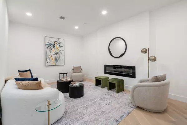 Wellesley, MA 02482,16 Stearns #108