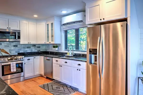 Westford, MA 01886,8 Sandy Beach Rd
